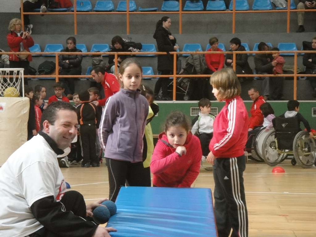 Este sábado el ayuntamiento de Salamanca, dentro de su programa prebenjamín para escolares salmantinos organizó la actividad de deporte adaptado - deporte paralímpico con el doble objetivo de educar y divertir; baloncesto en silla de ruedas, goalball, boccia, volei sentados, y otras pruebas y juegos hicieron las delicias de los infantes entre 4 y 8 años. Aviva fue la encargada a través de sus técnicos y monitores de desarrollar este programa que también tiene continuidad en los centros educativos de Salamanca y su provincia.